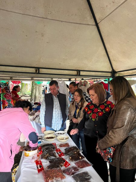 Foto alcaldesa Alexandra Mejía con Embajadora de México en feria cultural