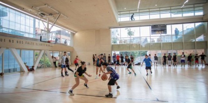 Niños jugando Básquetbol en cancha del Cefe