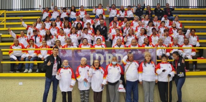 El deporte se fortalece en Chapinero con la entrega de sudaderas a personas mayores