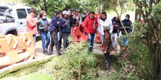 Foto alcalde local Óscar Ramos Calderon en zona de emergencia vía la Calera