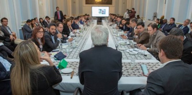 El alcalde Enrique Peñalosa y su gabinete se reunieron con los 20 alcaldes locales de la ciudad para acordar la articulación de acciones que permitan la ejecución de proyectos de la Administración en la Nueva Bogotá.     Al término de la reunión, el secretario de Gobierno, Miguel Uribe, manifestó que se busca fortalecer el trabajo conjunto con las comunidades.     “Bajo el liderazgo del alcalde Peñalosa nos reunimos con todos los alcaldes locales