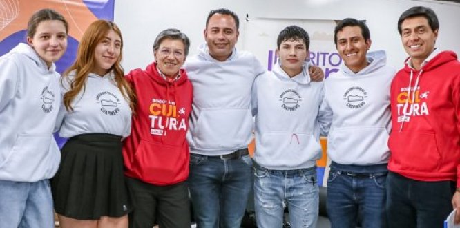 Juntos Cuidamos Bogotá - En Chapinero, la alcaldesa Claudia López reabrió la Casa de la Juventud y firmó Acuerdo de Acción Colectiva con los vendedores informales