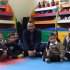 Foto alcalde local Óscar Ramos Calderon en jardín infantil rodeado de niños