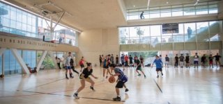 Niños jugando Básquetbol en cancha del Cefe
