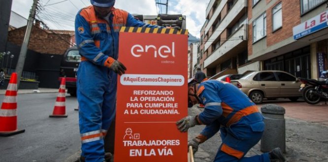 Operarios trabajando en via