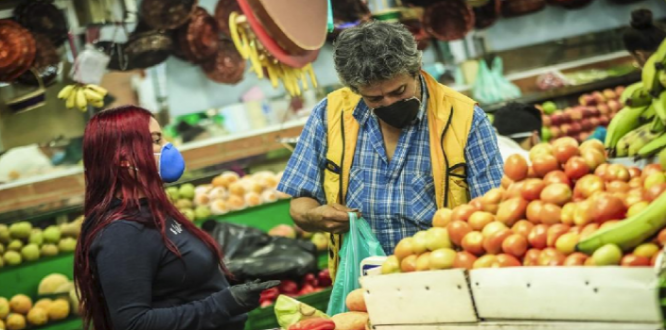 Imagen de mercado con gente con tapabocas
