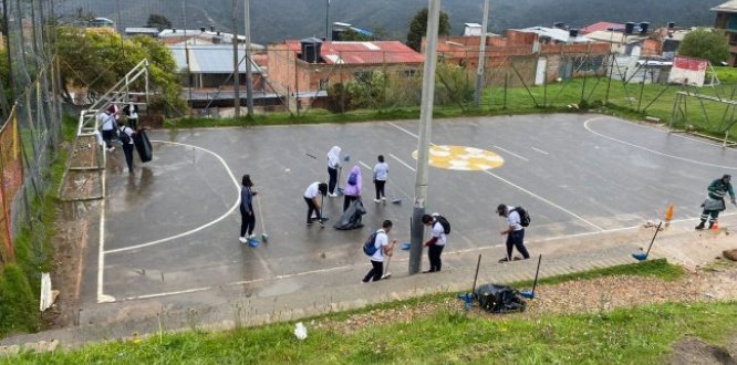 Estudiantes y ciudadanía recuperaron entornos escolares Estudiantes y ciudadanía recuperaron entornos escolares