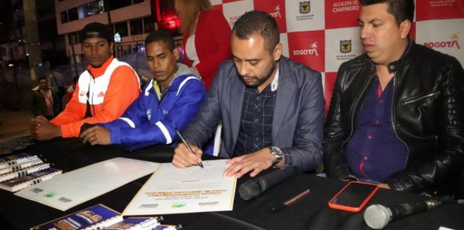 Alcalde de Chapinero, Óscar Ramos Calderón, firmando el acuerdo por el espacio público junto a vendedores, empresarios y ciudadanía Firma del acuerdo por el espacio público