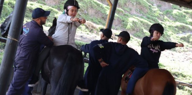 50 personas con discapacidad y sus cuidadores se beneficiaron con hipoterapia 50 personas con discapacidad y sus cuidadores se beneficiaron con hipoterapia