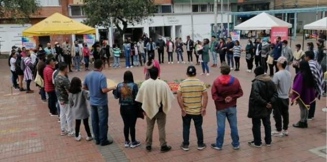 Participantes reunidos en el Parque de Los Hippies para el primer Encuentro de Juegos Étnicos Juegos étnicos