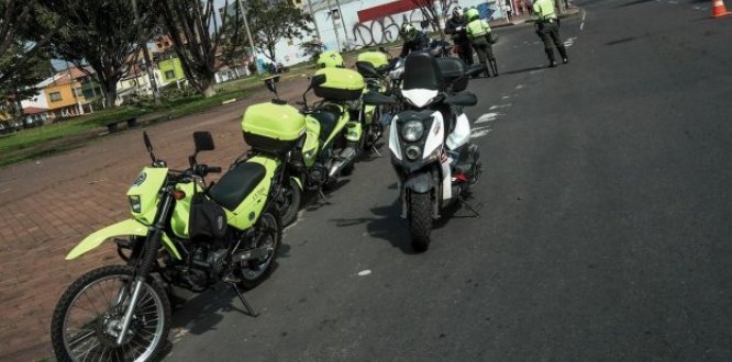 ¿Quiénes sí podrán movilizarse en moto con parrillero este fin de semana?