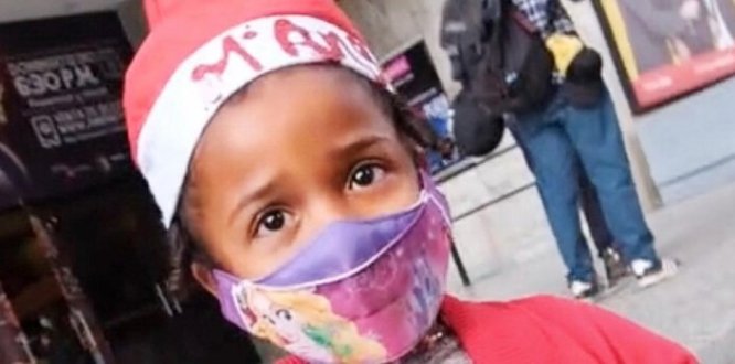Foto de una niña con tapabocas Ni a los gritos ni a los golpes. En Chapinero más de 300 padres aprendieron nuevas pautas de crianza para sus niños y niñas