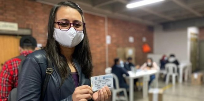 Foto de mujer joven con voto en la mano ¡Chapinero eligió nuevos consejeros y consejeras de juventud!