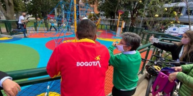 Foto de la entrega con la alcaldesa Claudia López y el alcalde local Óscar Ramos Alcaldía Local de Chapinero entregó el parque vecinal Antiguo Country a la comunidad