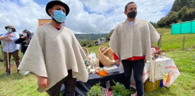 Foto del alcalde local durante la presentación del evento Bogotá invertirá más de 6 mil millones de pesos en sus campesinos
