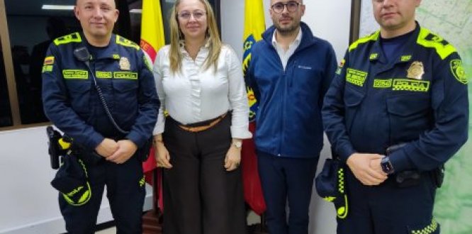 Foto de reunión de la alcaldesa Alexandra Mejía Guzmán con el teniente coronel Oscar Rodriguez, nuevo comandante de Policía Foto de reunión de la alcaldesa Alexandra Mejía Guzmán con el teniente coronel Oscar Rodriguez, nuevo comandante de Policía