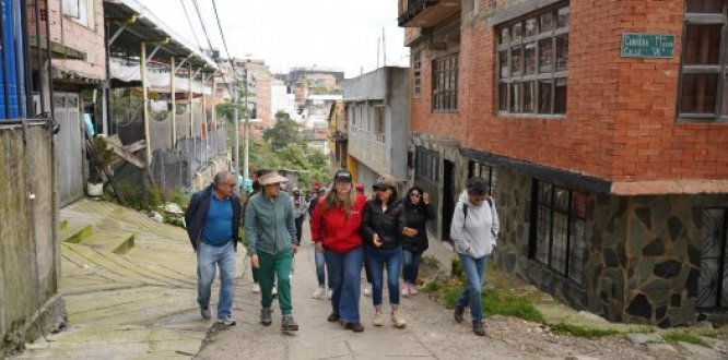 Foto de la alcaldesa Alexandra Mejia Guzman escuchando a la camunidad en el barrio San Luis Foto de la alcaldesa Alexandra Mejia Guzman escuchando a la camunidad en el barrio San Luis