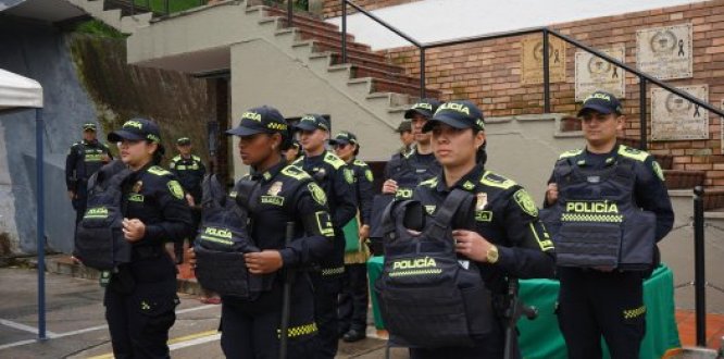 Entrega de chalecos antibalas a policías de la localidad de Chapinero