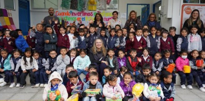 Alcaldesa acompañada de niños y niñas del colegio Campestre Monte Verde IED