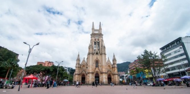 Foto de la fachada de la Iglesia de Lourdes en la localidad de Chapinero Foto de la fachada de la Iglesia de Lourdes en la localidad de Chapinero
