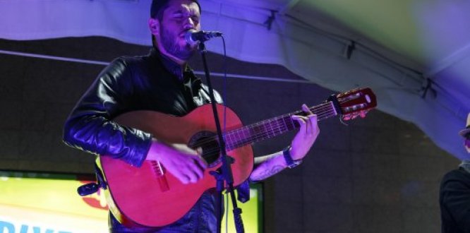 Foto de cantante en acto cultural Foto de cantante en acto cultural