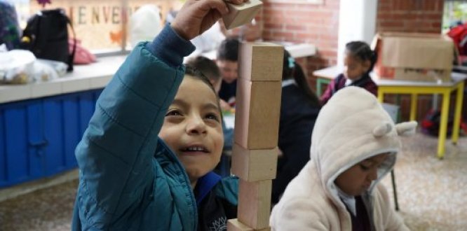 Foto de niño jugando con un bloque de armar