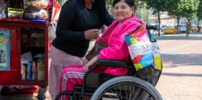 Foto de mujer en silla de ruedas
