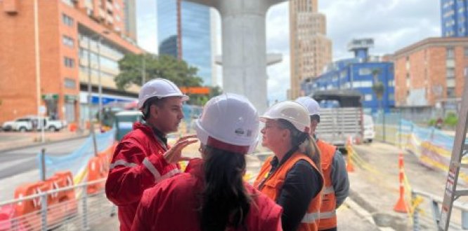 Foto de visita a las obras del Metro en Bogotá
