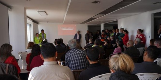 Foto de reunión de Alcaldía Local, Empresa Metro y comunidad