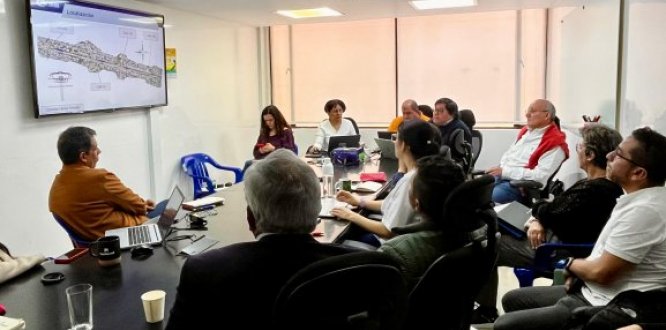 Foto de reunión de Alcaldía con representantes de la empresa China Harbour Engineering Company (CHEC)