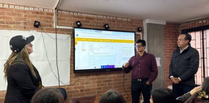 Foto de entrega de pantallas en colegio