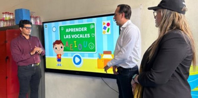 Foto de entrega de pantallas en colegio