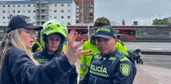 Foto de Alcaldesa Alexandra Mejía Guzmán con Policía 