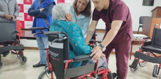 Foto de entrega de dispositivos de asistencia personal