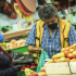 Imagen de mercado con gente con tapabocas