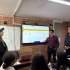 Foto de entrega de pantallas en colegio