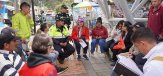 Foto de la alcaldesa Alexandra Mejía Guzmán reunida con comunidad 