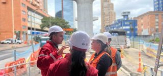 Foto de visita a las obras del Metro en Bogotá
